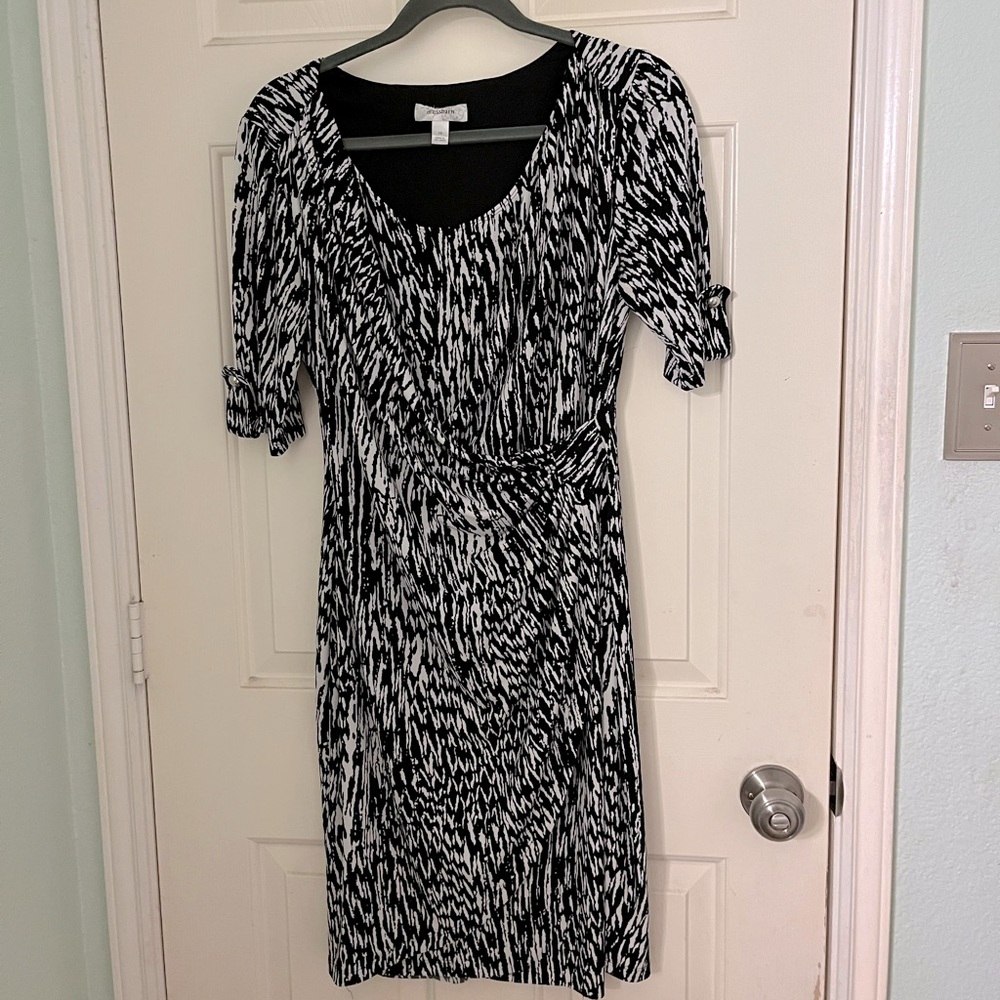 Dress barn black and white pattern dress nursing friendly size 10